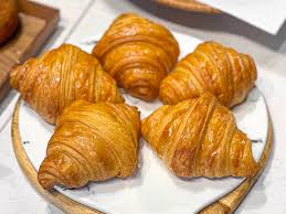 Bánh sừng bò ( croisant) được chế biến được làm từ nguyên liệu rất đơn giản, hãy cùng yêu bếp núc tìm hiểu dưới bài viết nhé!