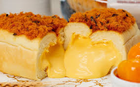 Bánh mì phô mai tan chảy là sự kết hợp hài hòa giữa lớp bánh mì được phủ lớp chà bông dai dai quện với nhân phô mai béo ngậy tan chảy thơm ngọt,…Khi xé bánh phần nhân phô mai vàng ươm sẽ tươm ra thu hút người ăn không thể nào không thử một lần. Cùng yêu bếp núc chia sẻ cách làm bánh mì phô mai tan chảy tại nhà nha!