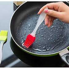 au khi chuẩn bị được phần bột để làm vỏ bánh, bạn lấy chảo rồi bỏ một ít bơ vào để tráng một lớp trên phần mặt chảo hạ bếp nhỏ lửa. Bạn nghiêng phần chảo theo vòng tròn để tráng một lớp bột mỏng của vỏ bánh crepe, giống như theo tác đổ bánh xèo.