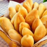 Bánh mì là một món ăn sáng rất phổ biến của nhiều gia đình ở Việt Nam. Bởi sự tiện lợi của nó, phần lớn thì mọi người sẽ thường mua ở cửa tiệm, nơi họ sẽ làm sẵn nhưng ít ai có thể biết cách chế biến nó cực kì đơn giản tại nhà. Yêu bếp núc sẽ hướng dẫn cho bạn làm bánh mì bằng lò nướng thơm ngon nha!