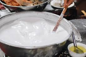 Tiếp đó hãy chọn chảo chống dính hoặc nồi gang để hạn chế bột không bị cháy xém khi đun. Đun nhỏ lửa cho đến khi bột có mầu trắng đục, sánh mịn đặc trưng là bột bánh đã được.