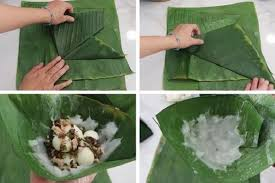 Bước 1: Gấp lá chuối thành hình chóp nón
Bước 2 : Cho phần bột vào trong lớp lá
Bước 3: cho phần nhân đã được xào
Bước 4: Cho trứng cút vào giữa phần nhân
Bước 5: Cho thêm phần bột lên trên
Bước 6: Gói phần lá chuối lại.
