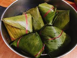 Hãy chuẩn bị một nồi hấp cho nước đun trước khoảng 25 phút để hơi nước làm nóng toàn bộ nồi, sau đó bạn xếp bánh giò vào bên trong đun khoảng 20-25 phút là bánh chín.