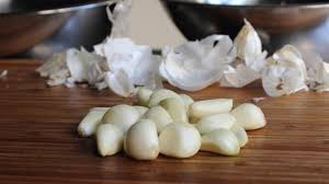 Lấy 500g tỏi bạn hãy lột sạch vỏ bỏ vào tô lớn mang đi rửa thật sạch, rồi để khô ráo.