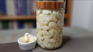 Trong lúc lựa chọn tỏi nên lựa chọn tỏi già, cứng để ngâm nếu tỏi còn non thì nó sẽ dễ bị chuyển màu xanh, thì tỏi non sẽ tiết ra chất gặp giấm ăn sẽ chuyển sang màu xanh. Chọn những củ tỏi to đều bên ngoài có màu hơi tím đầu củ tỏi phải còn nguyên vẹn không được nhăn. Hãy bảo quản tỏi ở những nơi thoáng mát hoặc trong ngăn mát của tủ lạnh. Khi ăn đến đâu hãy lấy ra đến đó hạn chế lấy nguyên hũ rồi để ở ngoài, để tránh tỏi ngâm sẽ rất dễ bị hư hỏng.