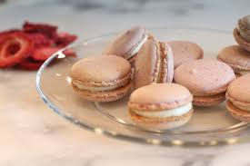 Bạn muốn tự tay làm thử bánh macaron của Pháp ngon đúng vị? Mà không phải mua từ bên ngoài cửa tiệm. Vậy hôm nay yêu bếp núc sẽ hướng dẫn cách làm bánh macaron thơm ngon tại nhà để thưởng thức cùng gia đình, bạn bè và người thân trong các dịp lễ hoặc cuối tuần nha!
Macaron là loại bánh được mệnh danh là nàng tiểu thư kiêu kì của nước Pháp, macaron khiến nhiều người mê mẩm bởi hương vị cũng như hình dáng bên ngoài của nó.