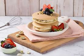 Dinh dưỡng trên kích cỡ khẩu phần 1 bánh pancake:
Calo 158
Tổng chất béo 7,4g
Chất béo bão hòa 4,3g
Cholesterol 36,9mg
Natri 139mg
Carbohydrate 19,1g
Chất xơ 0,5g
Tổng lượng đường 4,2g
Protein 3,6g