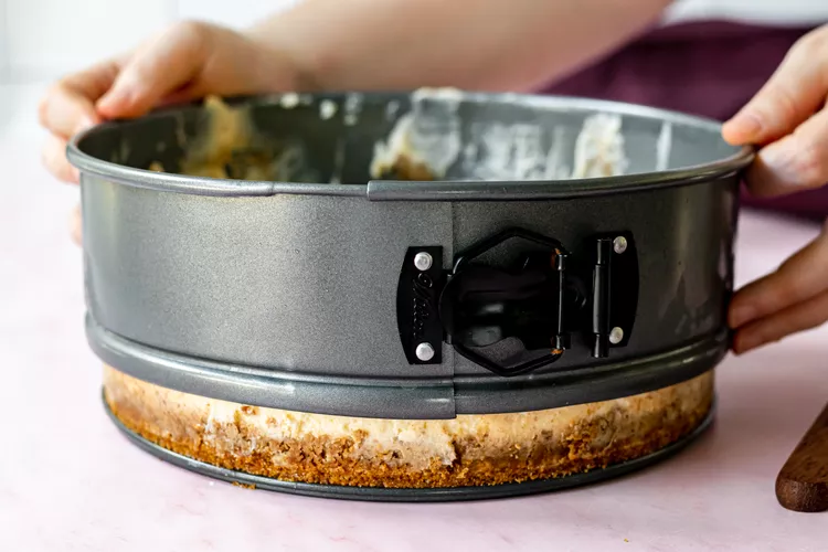 Lấy ra khỏi lò để nguội trong 10 phút. Sau 10 phút, dùng dao nhẹ nhàng nới lỏng lớp vỏ bên trong khuôn lò xo (điều này sẽ giúp ngăn ngừa các vết nứt khi bánh phô mai nguội và co lại).