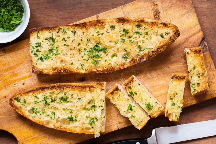 Bánh mì bơ tỏi có nguồn gốc xuất xứ từ nước Pháp, nó được làm món ăn sáng và ăn xế bởi vì sự đơn giản dễ làm và chế biến nhanh. Nếu bạn đã ngán những món ăn sáng thường ngày từ bánh mì thịt, bún bò huế, hay phở bò,... Thì món bánh mì nướng bơ tỏi là món ăn rất thích hợp. Hôm nay mình sẽ chỉ cho mọi người cách làm bánh mì bơ tỏi phô mai nhé.