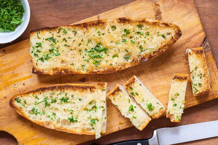 Cuối cùng lấy bánh ra ngoài đợi bánh nguội một chút, lấy dao cắt ra thành từng lát khoảng 1cm như trong hình dưới đây.