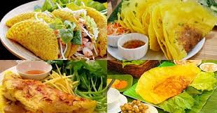 4. Cách đổ bột bánh xèo giòn tan

Lấy một chiếc chảo chống dính bỏ khoảng 2 muỗng cà phê dầu ăn, nghiêng cho dầu ăn giàn đều mặt chảo. Dùng chiếc vá múc một lượng bột bánh vừa đủ tráng đều lòng chảo

Cho nhân đã được xào vào trong với một ít giá, đậy nắp chảo khoảng 1 phút để cho giá đủ chín. Khi thấy mặt bánh bắt đầu vàng giòn và phần rìa ngoài bắt đầu bong ra bạn hãy nhẹ nhàng dùng dùng xẻng gập đôi chiếc bánh lại