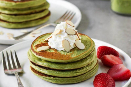 Bánh pancakes là một loại bánh có nguyên liệu rất đơn giản, dễ làm và cũng rất thích hợp dùng làm bữa ăn sáng hoặc món ăn xế chiều. Bánh pancake được làm từ 3 nguyên liệu chính đó là bột mì, trứng và sữa. Nó có thể biến tấu được thành nhiều hình dáng, hương vị và màu sắc khác nhau có thể kết hợp với nhân ngọt hoặc nhân mặn tùy theo sở thích của mỗi người. Lớp vỏ bánh thơm ngon béo ngậy được kết hợp vô cùng thơm ngon, mang đậm chất phương Tây. Cách làm khá đơn giản, nếu bạn muốn có thể tự tay làm bánh pancake đơn giản thì hãy kham khảo công thức của yêu bếp núc dưới đây nhé!