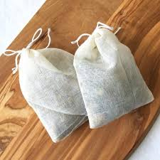 Lấy các gia vị thảo mộc đã chuẩn bị sẵn bỏ vào một cái chảo rang thơm nguyên liệu rồi túi vải sạch và buộc chặt lại.