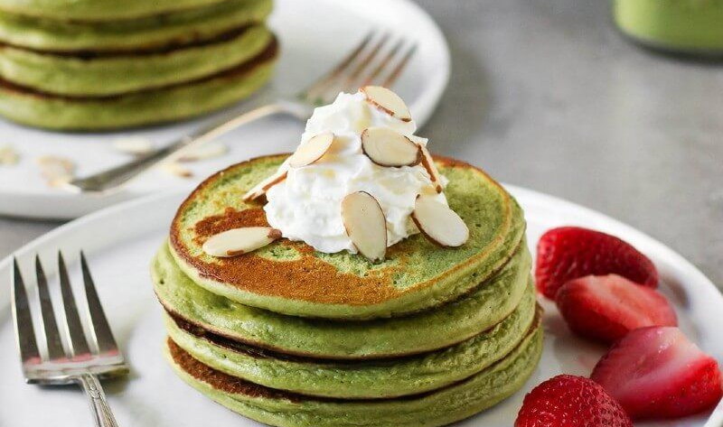 Bánh pancakes là một loại bánh có nguyên liệu rất đơn giản, dễ làm và cũng rất thích hợp dùng làm bữa ăn sáng hoặc món ăn xế chiều. Bánh pancake được làm từ 3 nguyên liệu chính đó là bột mì, trứng và sữa. Nó có thể biến tấu được thành nhiều hình dáng, hương vị và màu sắc khác nhau có thể kết hợp với nhân ngọt hoặc nhân mặn tùy theo sở thích của mỗi người. Lớp vỏ bánh thơm ngon béo ngậy được kết hợp vô cùng thơm ngon, mang đậm chất phương Tây. Cách làm khá đơn giản, nếu bạn muốn có thể tự tay làm bánh pancake đơn giản thì hãy kham khảo công thức của yêu bếp núc dưới đây nhé!
