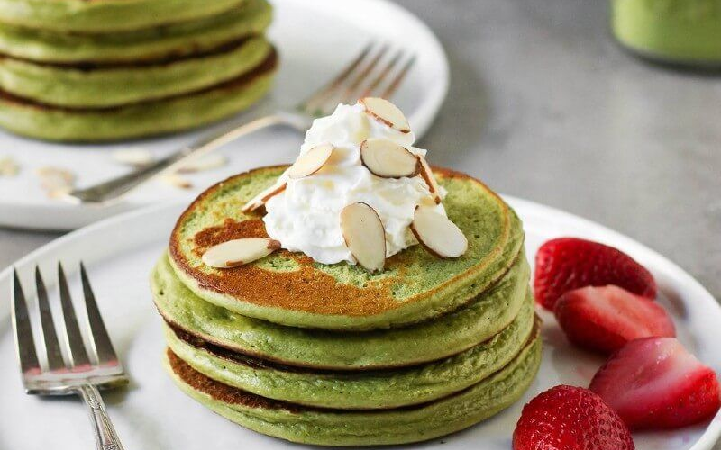 Bánh pancakes là một loại bánh có nguyên liệu rất đơn giản, dễ làm và cũng rất thích hợp dùng làm bữa ăn sáng hoặc món ăn xế chiều. Bánh pancake được làm từ 3 nguyên liệu chính đó là bột mì, trứng và sữa. Nó có thể biến tấu được thành nhiều hình dáng, hương vị và màu sắc khác nhau có thể kết hợp với nhân ngọt hoặc nhân mặn tùy theo sở thích của mỗi người. Lớp vỏ bánh thơm ngon béo ngậy được kết hợp vô cùng thơm ngon, mang đậm chất phương Tây. Cách làm khá đơn giản, nếu bạn muốn có thể tự tay làm bánh pancake đơn giản thì hãy kham khảo công thức của yêu bếp núc dưới đây nhé!