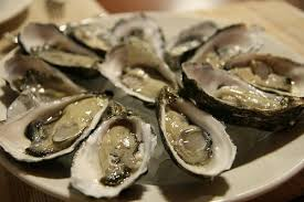 Để món hàu nướng phô mai thơm ngon thì công đoạn chọn mua hàu tươi ngon là bước vô cùng quan trọng. Vì nó ảnh hưởng trực tiếp đến hương vị của món ăn.
Hàu tươi ngon là những con hàu còn sống, vỏ ngoài đóng chặt, nguyên vẹn, không bị nứt bể. Đặc biệt là phần thịt bên trong đầy đặn, không có mùi, có màu sắ tươi tắn, phần sữa hàu sẽ trắng mịn như sữa. Không nên chọn những con hầu có vỏ bị nứt, có mùi hôi, tanh hoặc phần thịt bên trong có màu trắng bệt, bị vón cục.
Khi mua về bạn không nên để hàu trong tủ quá 2 ngày vì hàu sẽ không còn tươi và mất chất dinh dưỡng.