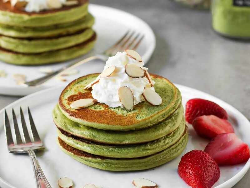 Bánh pancakes là một loại bánh có nguyên liệu rất đơn giản, dễ làm và cũng rất thích hợp dùng làm bữa ăn sáng hoặc món ăn xế chiều. Bánh pancake được làm từ 3 nguyên liệu chính đó là bột mì, trứng và sữa. Nó có thể biến tấu được thành nhiều hình dáng, hương vị và màu sắc khác nhau có thể kết hợp với nhân ngọt hoặc nhân mặn tùy theo sở thích của mỗi người.
Lớp vỏ bánh thơm ngon béo ngậy được kết hợp vô cùng thơm ngon, mang đậm chất phương Tây. Cách làm khá đơn giản, nếu bạn muốn có thể tự tay làm bánh pancake đơn giản thì hãy kham khảo công thức của yêu bếp núc dưới đây nhé!