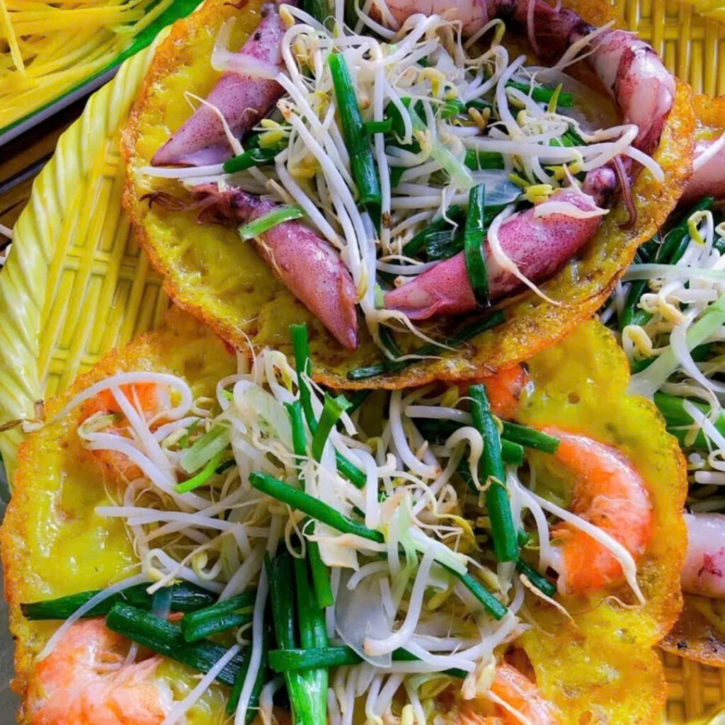 Bánh xèo là một món ăn truyền thống và mang đậm bản sắc dân tộc của Việt Nam. Mình có chia sẻ rất nhiều món ăn Việt như công  thức làm bún bò, hướng dẫn làm bánh mì,.... Mình tin rằng nếu các bạn nước ngoài từng đặt chân hoặc tìm hiểu về Việt Nam thì không ai là không biết đến loại bánh đặc sản này. Bởi độ giòn thơm ngon dễ ăn, được mọi người Việt ưa chuộng. Hôm nay yêu bếp núc sẽ hướng dẫn cho các bạn cách làm bánh xèo giòn miền Trung dưới bài viết sau nhé!