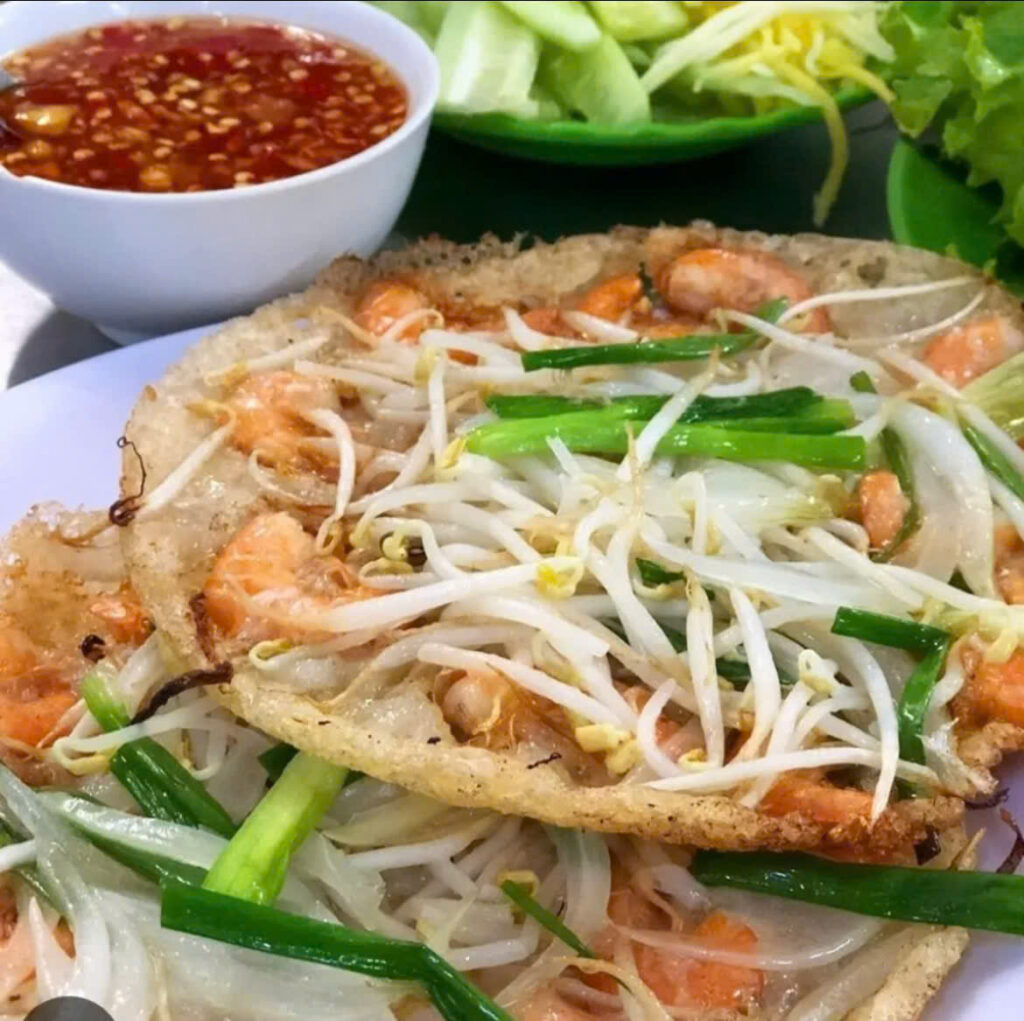 Vậy là chúng ta đã có thêm một công thức bánh xèo miền Trung thơm ngon hấp dẫn. Món bánh xèo này ăn không bị ngán nhờ kết hợp nhiều loại rau ăn kèm, đặc biệt người miền Trung còn ăn kèm với xoài chua để kích thích vị giác, khiến cho mọi người ăn một lần sẽ nhớ mãi không quên. Các bạn kham khảo cách làm và hãy cho mình ý kiến dưới bài viết.
