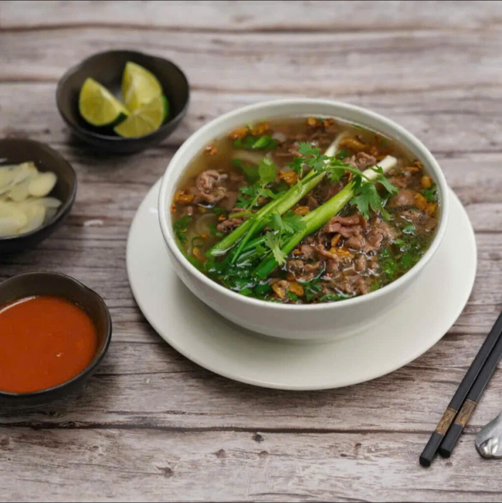 Để có một tô phở bò thơm ngon, nước dùng thanh ngọt, đậm đà kết hợp với sợi phở mềm dai thì cách sơ chế chuẩn bị và nấu nước dùng phở bò cực kì quan trọng và mỗi công đoạn đều có những bí mật nhỏ mà nhiều người sẽ không chia sẻ cho các bạn. Nhưng yêu bếp núc sẽ chỉ cho các bạn những bì quyết để có thể nấu được một tô phở bò thơm ngon đơn giản tại nhà dưới bài viết sau đây nhé!