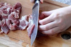 Đầu tiên khi bạn mua thịt heo về hãy mang đi rửa sạch với nước muối loãng, rửa tầm khoảng 1 đến 2 lần cho thịt hết sạch chất dơ, rồi để ráo cho sạch dùng dao cắt thành những lát mỏng khoảng 0.5cm là được.