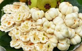 Dùng dao gọt sạch phần vỏ bên ngoài dưới vòi nước để loại bỏ lớt mủ ngay lập tức, tránh dính vào tay và phần thịt quả. Bỏ chúng vào phần chậu nước. Sau đó rửa sạch lớp vỏ lại một lần nữa cho sạch lại.
Cắt những khoanh lát mỏng vừa ăn, lấy khoảng một tô nước +1/2 muỗng canh đường+ 1/2 muỗng canh giấm, ngâm măng cụt vào trong hỗn hợp sau đó cho vào ngăn mát của tủ lạnh để mang cụt có độ giòn.