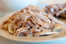 Sau khi mua thịt gà về bạn hãy sơ chế thật sạch cho khoảng 1 thìa cà phê muối cùng 2 củ hành tím rồi luộc gà khoảng 25 phút căn để gà đều 2 mặt, khi gà chín thì lấy ra để nguội rồi xé thành từng thớ thịt vừa ăn.