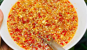 Chuẩn bị một cái chén băm nhỏ 3 tép tỏi và 2 trái ớt, cho thêm 2 muỗng đường, 1 muỗng nước mắm, 1 nước cốt chanh.
Bạn khuấy đều các nguyên liệu lại với nhau để được một chén nước chấm thơm ngon.