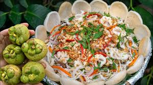 Lấy một cái dĩa cho món gỏi gà măng cụt vào, nếu bạn muốn dĩa gỏi của mình thêm sống động thì hãy cắt tỉa ớt, cà rốt và lá húng quế lên, cuối cùng rắc thêm đậu phộng.
Vậy là bạn đã có một món gỏi gà măng cụt thơm ngon bắt mắt độc lạ Bình Dương.