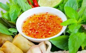 Hướng dẫn cách làm nước mắm chấm chả giò
Đun khoảng 200ml nước lọc + 30ml nước mắm + 150g đường + 5g bột ngọt. Đun sôi hỗn hợp cho đến khi tất cả các gia vị hòa tan với nhau rồi tắt bếp.
Đợi nước mắm nguội bạn cho vào 30ml nước cốt chanh, tỏi băm và ớt băm rồi trộn đều lên.