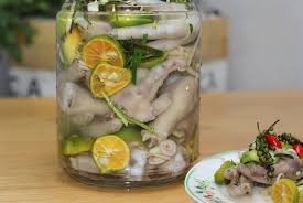 Để chân gà ngoài khoảng 2 tiếng để chân gà được ngấm nguyên liệu, sau đó cho vào ngăn mát tủ lạnh để bảo quản, có thể bảo quản trong vòng 4-5 ngày.
Bạn có thể ăn kèm với rau răm, đồ chua, muối tiêu nặn thêm tắc, hoăc muối ớt chấm hải sản,...