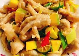Chân gà sả tắc là món được nhiều người yêu thích bởi hương vị thơm ngon bùng vị siêu kích thích vị giác. Là món ăn vặt rất phổ biến ở Việt Nam. Bạn có thể làm chiêu đãi bạn bè người thân vào những ngày cuối tuần hoặc lễ, tết,...