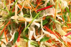 Lấy hũ thủy tinh cho từ từ tất cả vào sau đó đổ phần nước giấm đường vào trong. Để khoảng 1 ngày là bạn có thể thưởng thức món cải bắp muối chua.
Bảo quản trong ngăn mát tủ lạnh và sử dụng trong khoảng 5 ngày.
Dưa bắp muối là món ăn kèm rất phổ biến trong mâm cơm ngày tết, bởi hương vị thơm ngon, dễ làm. Các bạn có thể kham khảo làm thử nhé!