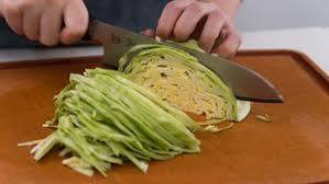 Nguyên liệu
Bắp cải: 1 cây
Cà rốt: 1 củ
Rau răm: 15g
Muối: 2 thìa
Đường: 2 thìa
Giấm: 70ml
Tiến hành muối bắp cải muối chua
Sơ chế nguyên liệu
Loại bỏ phần lá dập, hư hỏng bên ngoài đi. Rửa sạch bắp cải với nước sau đó bổ bắp cải làm đôi và thái thành sợi mỏng.
Cà rốt nạo sạch vỏ mang đi rửa sạch rồi bào sợi mỏng để ráo nước
Phần rau răm cắt sạch phần rễ sau đó rửa sạch và thái khúc nhỏ.
Cho vào thau nước với một thìa muối, đổ bắp cải, cà rốt và rau răm vào ngâm khoảng 5 phút. Rửa sạch lại với nước sạch khoảng 3 lần rồi để ráo.