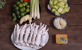 Nguyên liệu chuẩn bị làm chân gà sốt thái xoài xanh
Chân gà: 500g
Xoài xanh: 1 quả 400g
Muối tôm: 1 muỗng canh
Ớt khô: 1/4 muỗng canh
Tương ớt: 1/2 muỗng canh
Tắc: 10 quả
Sả: 6 cây
Tỏi: 1 củ nhỏ
Gừng tươi: 2 nhánh 50g
Ớt: 4 trái ớt sừng
Lá chanh: 6 lá
Rượu trắng
Nước cốt me:
Ớt bột Hàn Quốc
Dầu ăn: 3 muỗng canh
Các gia vị cần thiết: Muối, đường, nước mắm, bột ngọt.