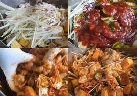Bước 4: Trộn phần chân gà
Lấy một cái tô lớn bỏ lần lượt chân gà, tắc, sả thái lát, xoài và nước sốt vào chung. Dùng bao tay trộn đều cho phần chân gà thấm đều các gia vị.
Để chân gà ướp trong khoảng 4 tiếng là chân gà có thể ăn được rồi.
Nếu bạn muốn chân gà ngon hơn thì sau khi chân gà ướp với nước sốt thái 1 tiếng thì bạn hãy bỏ vào ngăn mát của tủ lạnh, nó sẽ khiến chân gà bạn giòn hơn.
