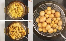 Bước 2: Luộc chân gà, trứng non
Chân gà, sụn gà, tai heo luộc chung với gừng và sả đã đập dập vào luộc chung.
Chân gà luộc, và sụn gà khoảng 10 phút bỏ sau đó bỏ vào chậu nước đá.
Tai heo luộc khoảng 15 phút cũng bỏ chung vào chậu nước đá của chân gà. Vớt ra sắt thành những miếng dọc dễ ăn.
Mề gà thì luộc khoảng 20 phút rồi vớt ra cũng ngâm nước đá. Sau đó vớt ra thái thành những miếng vừa ăn.
Phần trứng luộc chỉ luộc trong 5 phút để trứng có một chút lòng đào, rồi vớt trứng ra, cắt làm đôi.