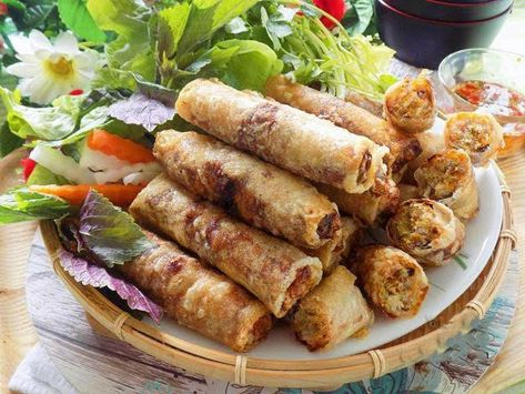 Là một món ăn truyền thống mang đậm đà bản sắc dân tộc Việt Nam, được yêu thích bởi hình thức vô cùng bắt mắt, hương vị thơm ngon đặc biệt. Cách làm chả giò được làm từ vỏ bánh chiên giòn tan, nhân bên trong thì thơm bùi béo ngậy, kết hợp ăn cùng với rau sống, nước mắm chua ngọt. Món ăn này không chỉ xuất hiện trong những bữa ăn hằng ngày mà còn là món ăn được chuẩn bị trong những dịp quan trọng như cũng bái, lễ tết, các mâm cỗ tiệc,...