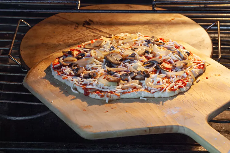 Chuyển bột bánh pizza lên đá pizza. Nướng từng bánh pizza trong lò ở nhiệt độ 250 độ C cho đến khi vỏ bánh chuyển sang màu nâu và phô mai có màu vàng, khoảng 10 đến 15 phút. Nếu muốn, đến cuối thời gian nấu, bạn có thể rắc thêm một ít phô mai lên.