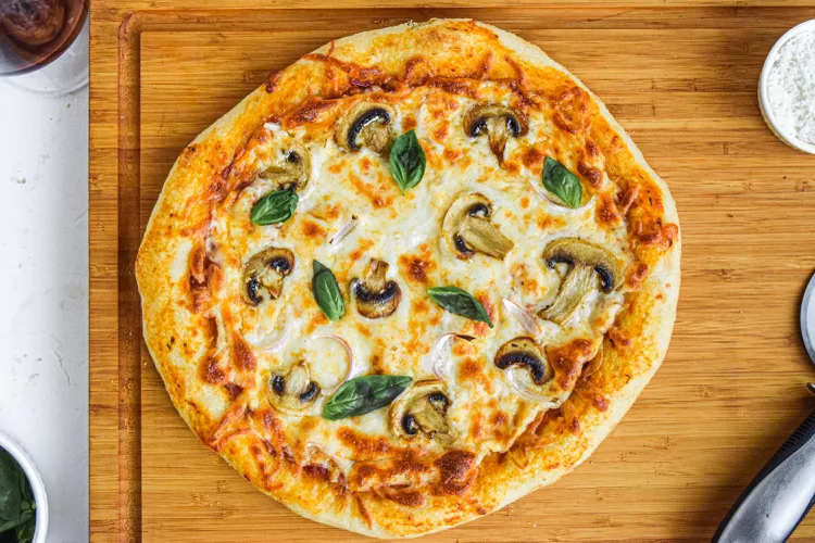 Món bánh pizza là một món ăn nhanh rất được các bạn trẻ ưa chuộng bởi sự nhanh gọn và tiện lợi mà nó mang lại. Được xuất phát từ các nước phương Tây, nên nhiều người nghĩ nó sẽ rất khó chế biến,nhưng qua nhiều lần thử nghiệm và chế biến thì yêu bếp núc sẽ hướng dẫn cách làm bánh pizza tại nhà dưới bài viết dưới đây! Các bạn chỉ cần làm theo mình hướng dẫn thì mình chắc chắn các bạn sẽ có một chiếc bánh pizza thơm ngon.