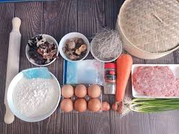 Nguyên Liệu làm bánh bao ngon
Để làm bánh bao tại nhà, bạn cần chuẩn bị những nguyên liệu cơ bản sau:
Bột mì: 500g (chọn bột mì đa dụng hoặc bột mì làm bánh bao)
Men nở: 10g
Đường: 20g
Muối: 1/2 thìa cà phê
Dầu ăn: 30g
Nước ấm: 200ml (khoảng 40-45°C)
Sữa tươi: 50ml
Thịt heo xay: 200g (hoặc bạn có thể thay bằng thịt gà, thịt bò tùy thích)
Nấm hương: 50g (tùy chọn)
Hành tím: 1 củ
Gia vị: Hạt nêm, tiêu, nước mắm