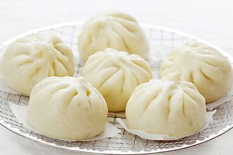 Bước 4: Hấp Bánh Bao
Hấp bánh: Chuẩn bị nồi hấp, đun sôi nước. Đặt bánh vào nồi hấp, hấp trong khoảng 20-25 phút. Đảm bảo lửa nhỏ để bánh không bị nứt vỏ.
Kiểm tra bánh: Khi bánh đã chín, vỏ bánh sẽ trở nên mịn màng, bóng bẩy và mềm mại.