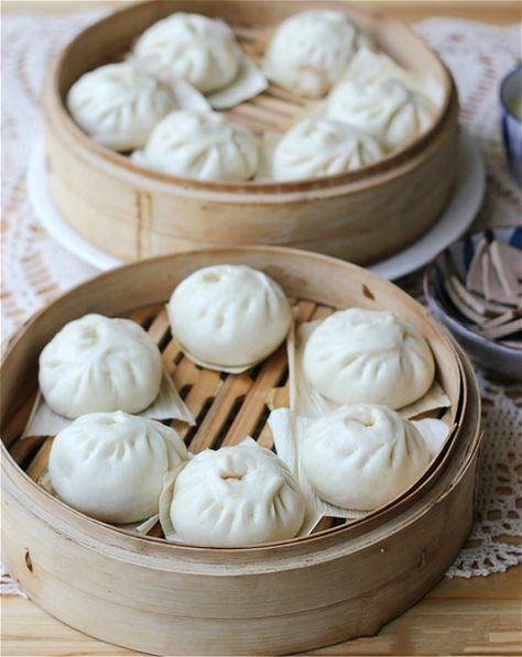 Mẹo Làm Bánh Bao Tại Nhà Thành Công
Chọn bột mì chất lượng: Để bánh bao được mềm và mịn, bạn nên chọn bột mì làm bánh bao hoặc bột mì đa dụng có chất lượng tốt.
Dùng men nở tươi: Men nở có vai trò quan trọng giúp bánh bao nở xốp và mềm. Nếu dùng men quá cũ, bánh sẽ không nở đúng.
Ủ bột đúng cách: Đảm bảo bột được ủ ở nhiệt độ ấm, không quá nóng hoặc lạnh, để men phát huy tối đa khả năng.
Hấp bánh đều: Đảm bảo nồi hấp có đủ hơi nước, không để quá nhiều hoặc quá ít, sẽ ảnh hưởng đến chất lượng bánh.