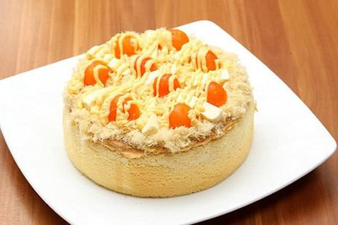 Bánh bông lan trứng muối sốt phô mai đang là món ăn làm "mưa làm gió" trong các tín đồ yêu thích ẩm thực hiện đại. Sự kết hợp giữa vị mềm mịn của bánh bông lan, độ béo ngậy của trứng muối, và vị phô mai thơm ngon chắc chắn sẽ khiến bạn không thể cưỡng lại. Trong bài viết này, yêu bếp núc sẽ hướng dẫn bạn cách làm bánh bông lan trứng muối sốt phô mai tại nhà đơn giản mà cực kỳ ngon miệng.