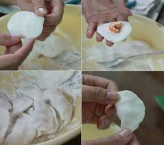 Gói bánh

Sau khi bột được nhồi xong, bạn hãy lấy một lượng nhỏ bột khoảng bằng một quả nhãn, vo tròn và cán dẹp thật mỏng để tạo thành lớp vỏ bánh bột lọc.

Kế tiếp nhẹ nhành cho nhân bánh bao gồm thịt và tôm vào rồi dùng tay mép chặt thành bánh lại với nhau, để tránh lúc luộc bánh nhân bánh sẽ không bị bung ra.