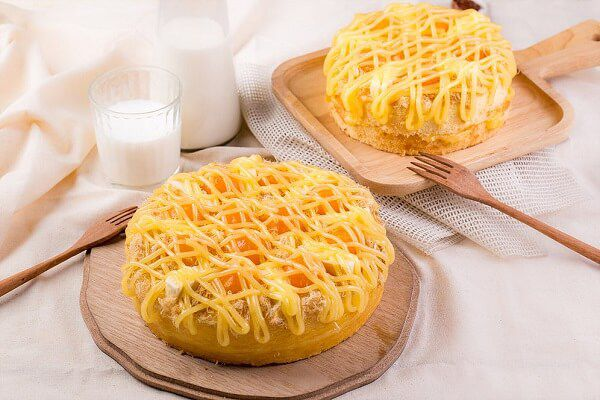 Cắt bánh bông lan: Khi bánh bông lan đã nguội, cắt thành những miếng nhỏ vừa ăn.
Trang trí bánh: Đặt một ít trứng muối lên trên miếng bánh bông lan, sau đó rưới sốt phô mai lên.
Thưởng thức: Bánh bông lan trứng muối sốt phô mai thơm ngon, béo ngậy, cực kỳ hấp dẫn. Chắc chắn sẽ là món ăn gây nghiện cho bất kỳ ai thưởng thức!