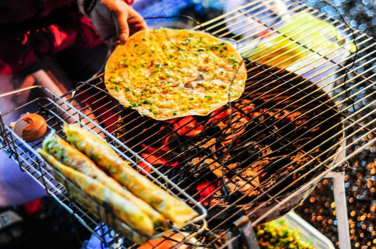 Cách làm bánh tráng nướng truyền thống
Đặt bánh tráng lên bề mặt phẳng như chảo nóng hoặc nướng trên bếp than.
Khi bánh tráng hơi se lại, đập một quả trứng lên trên bánh tráng, dùng muỗng lan đều.
Rắc hành lá và mỡ hành lên trên.
Nướng bánh cho đến khi trứng chín và bánh tráng giòn, sau đó rắc một ít tương ớt và sốt mayonaise cho thêm phần đậm đà.
Cắt thành miếng nhỏ và thưởng thức.