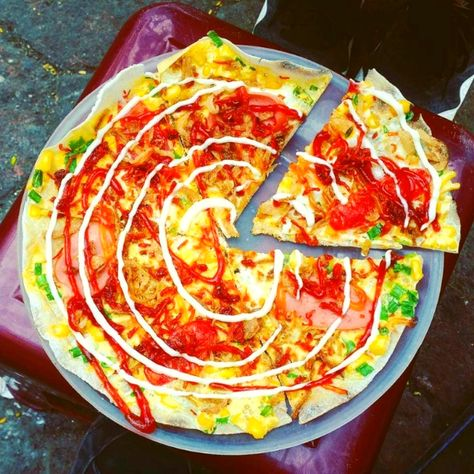 Cách làm bánh tráng nướng xúc xích
Xúc xích cắt thành những khoanh nhỏ vừa ăn.
Đặt bánh tráng lên chảo hoặc bếp than nướng cho đến khi bánh hơi giòn.
Đập trứng lên bánh tráng và lan đều.
Rải xúc xích lên trên bánh tráng, rồi nướng thêm cho đến khi trứng chín và bánh giòn.
Rắc hành lá, mỡ hành lên trên, và nếu thích bạn có thể thêm một ít tương ớt hoặc mayonnaise.