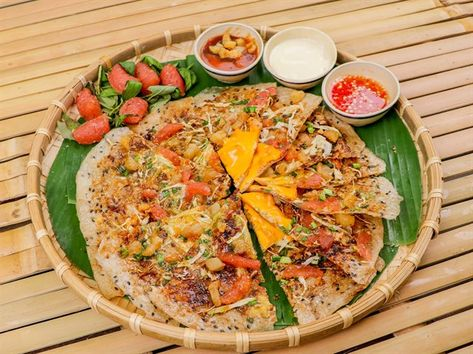Cách làm bánh tráng nướng truyền thống
Đặt bánh tráng lên chảo hoặc lò nướng, nướng cho bánh se lại.
Đập trứng lên bánh tráng và trộn đều.
Cho phần chà bông và tôm khô lên trên bánh.
Rắc phô mai lên trên và để bánh nướng cho đến khi phô mai tan chảy và bánh tráng giòn.
Thêm hành lá, mỡ hành vào trước khi lấy ra, rồi thưởng thức với một ít tương ớt hoặc tương cà.