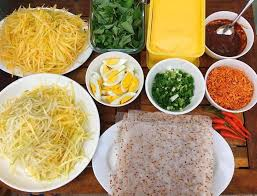 Nguyên Liệu Làm Bánh Tráng Nướng Mắm Ruốc
Để làm bánh tráng nướng mắm ruốc, bạn cần chuẩn bị những nguyên liệu sau:
Bánh tráng: 5-6 cái (Chọn bánh tráng dẻo, có độ dày vừa phải để khi nướng không bị vỡ).
Mắm ruốc: 2 thìa canh (Mắm ruốc ngon sẽ giúp món ăn có hương vị đậm đà hơn).
Thịt heo băm: 100g (Có thể thay thế bằng tôm hoặc chả nếu thích).
Trứng gà: 1 quả.
Hành phi: 1-2 thìa canh.
Ớt bột: 1/2 thìa cà phê (Tùy khẩu vị có thể cho nhiều hoặc ít).
Dầu ăn: 1 thìa canh.
Nước mắm, đường, gia vị: Để nêm nếm cho hợp khẩu vị.